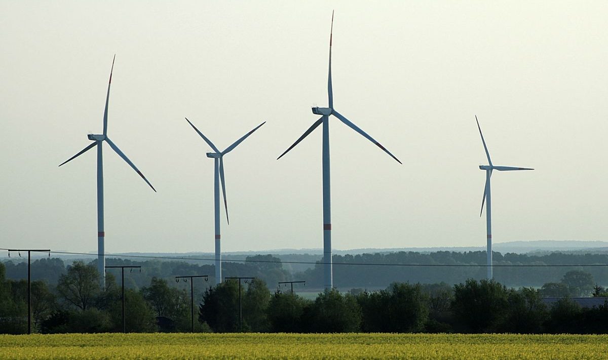 Windpark mit vier Windrädern